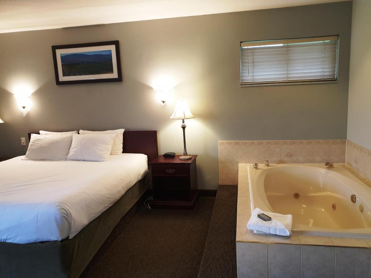 Riverland Inn & Suites Kamloops Exteriör bild