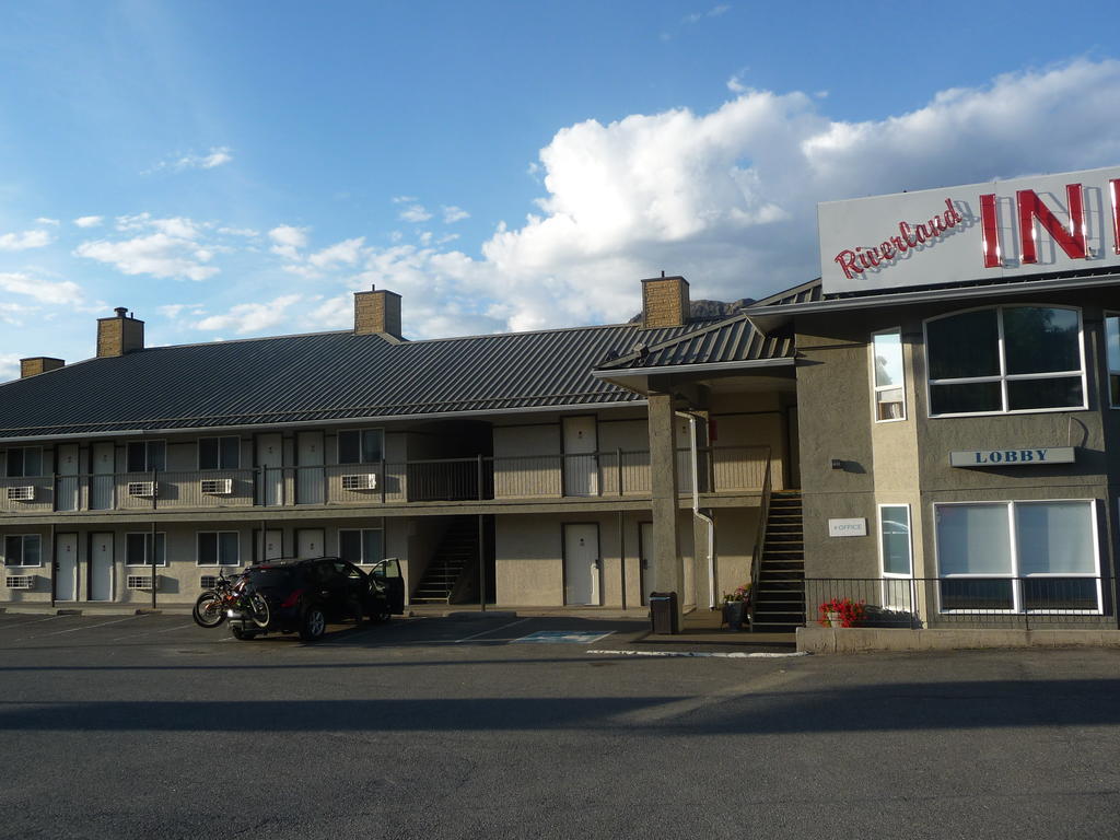 Riverland Inn & Suites Kamloops Exteriör bild